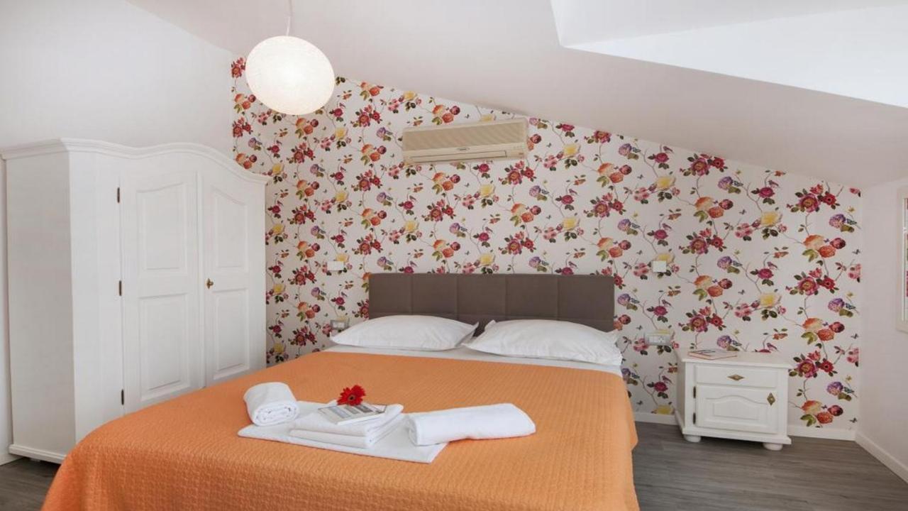 Apartments Angela Baška Voda エクステリア 写真