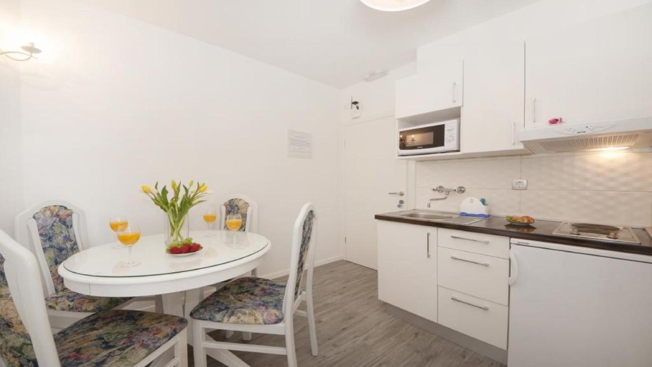 Apartments Angela Baška Voda エクステリア 写真